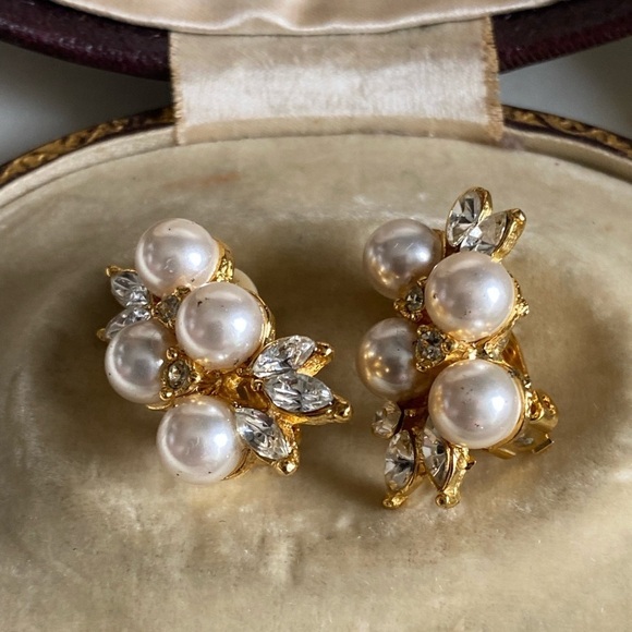 TANYA Lind Pearl rhinestone clip earrings 1” - Picture 9 of 16